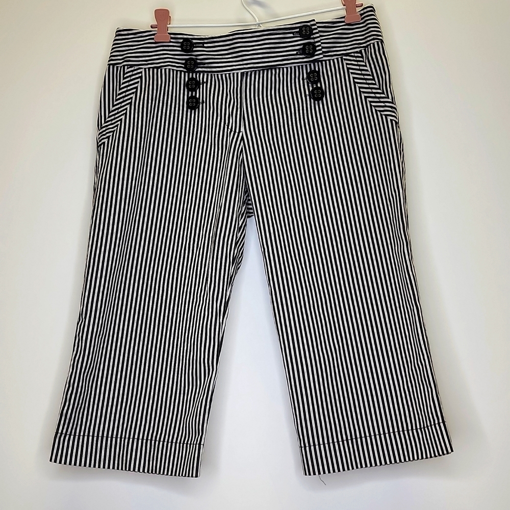 Size 11 black and wite striped Capri pants. A89
